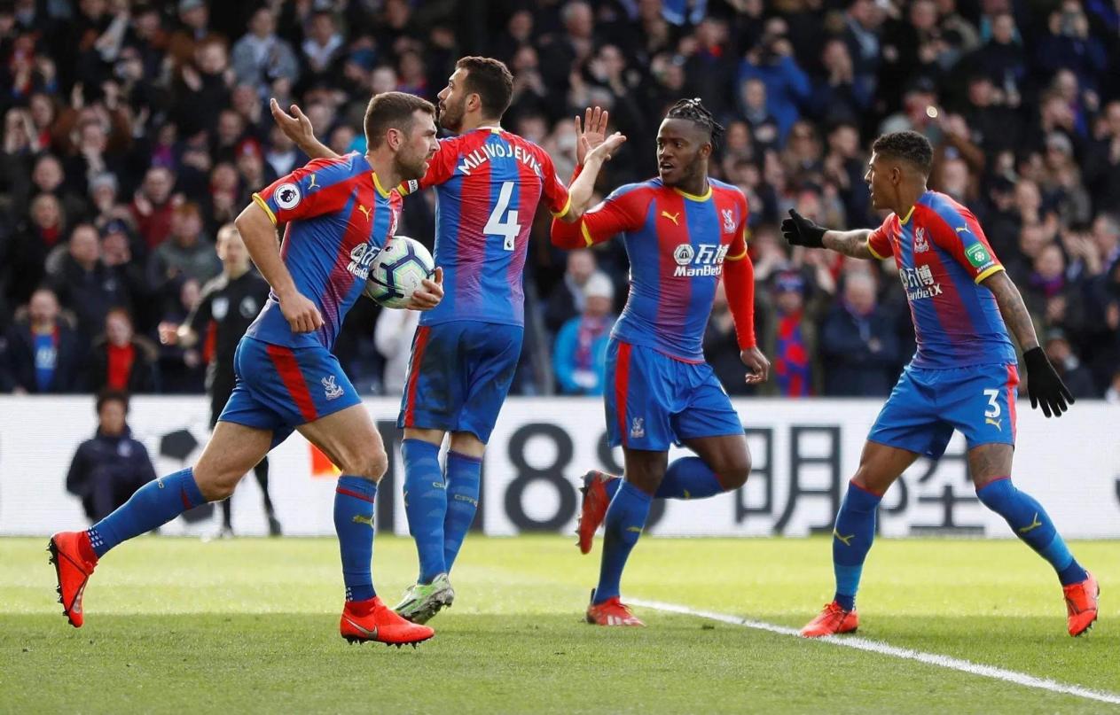 传奇门将正式退役，全场球迷起立致敬