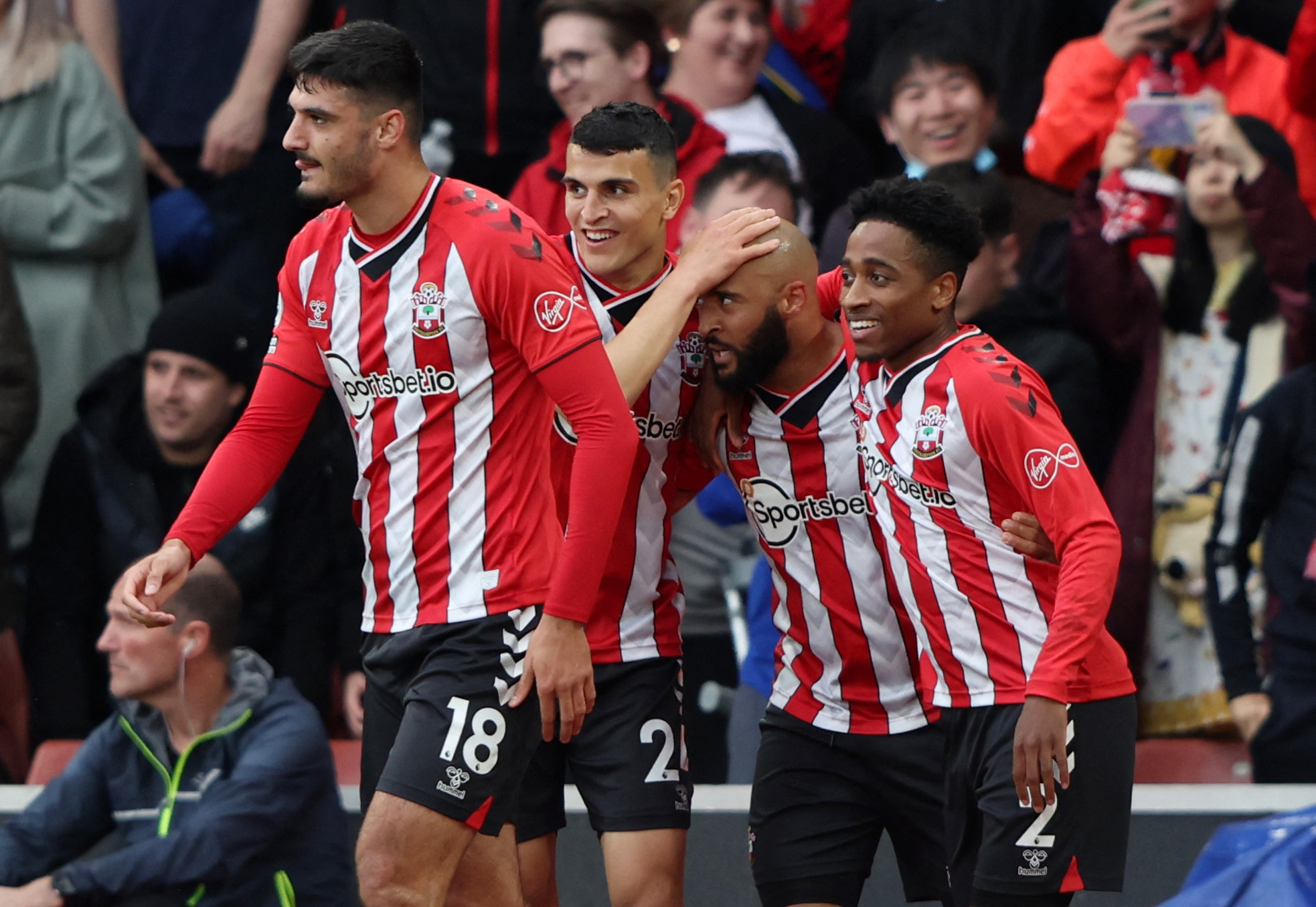 快船131-116击败黄蜂！哈登创79年NBA纪录，前无古人