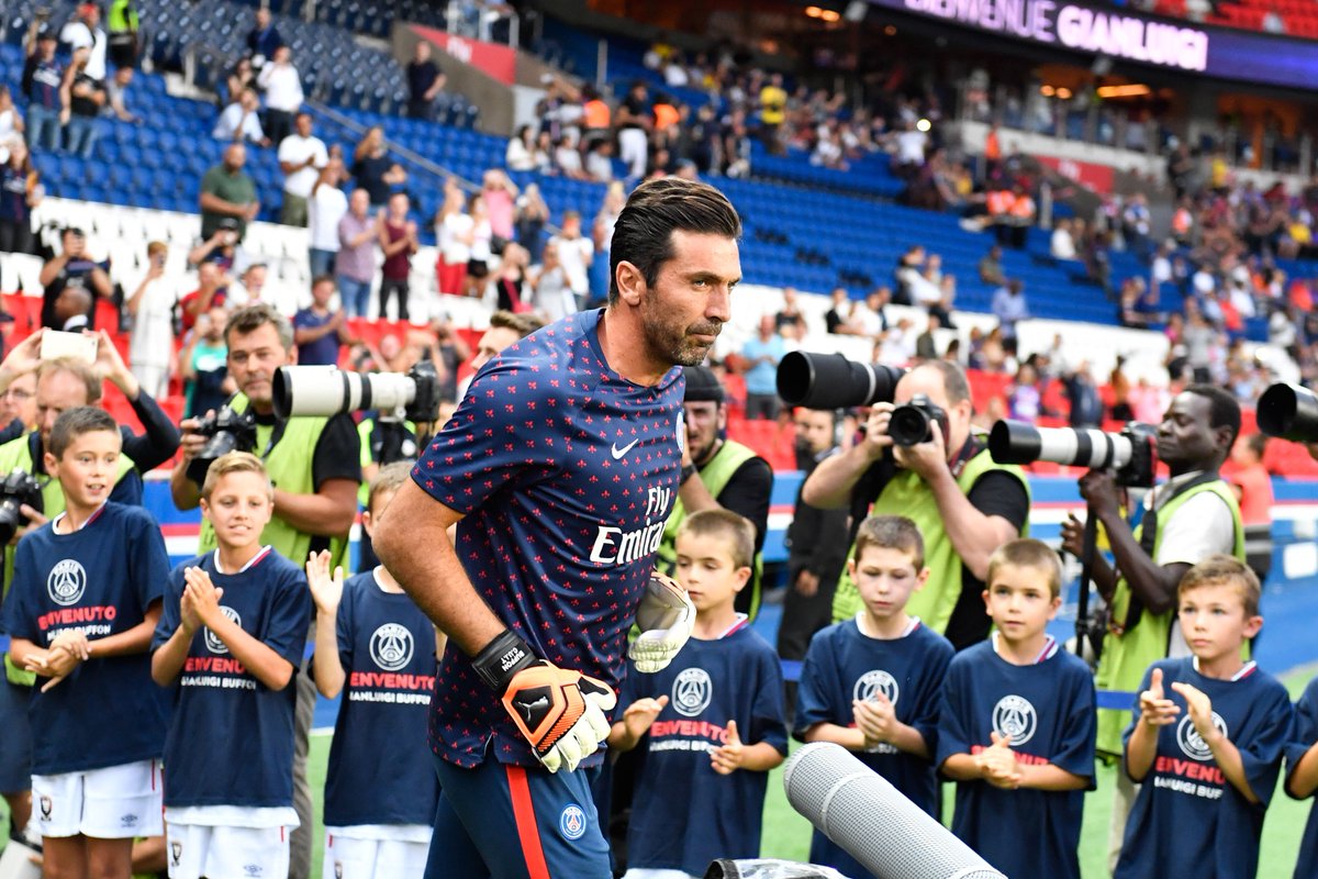 前锋连续助攻带动全队节奏