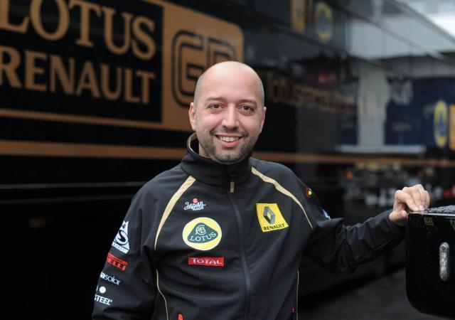 前锋远射破门，球迷现场尖叫